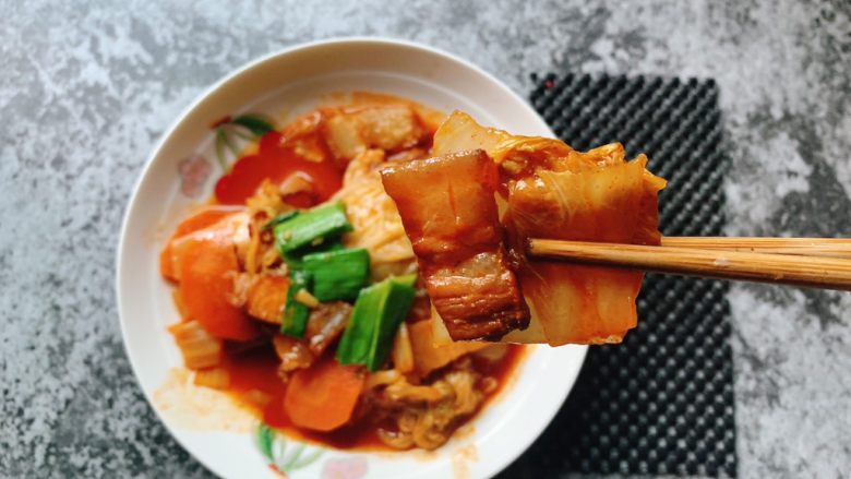 辣白菜五花肉,辣白菜炒五花肉完成!