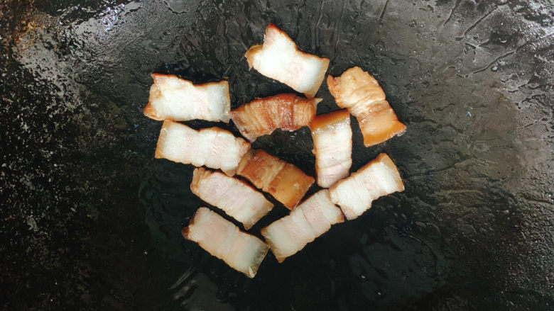 辣白菜五花肉,将五花肉提前下锅,用中小火煸出油脂。