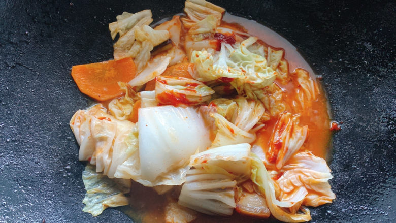 辣白菜五花肉,加入适量水,大火炒至沸腾后,转小火焖煮至菜叶变软~特别是白菜邦子