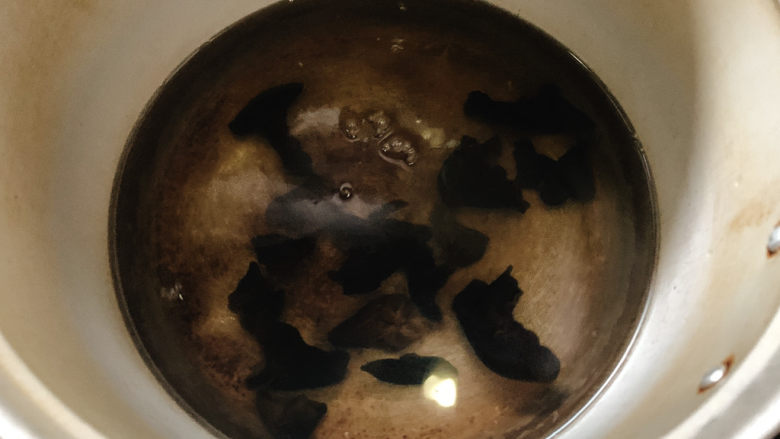 白菜炒木耳,将木耳泡发洗净,泡到膨胀用手搓揉干净,捞出备用。(不宜泡太久)