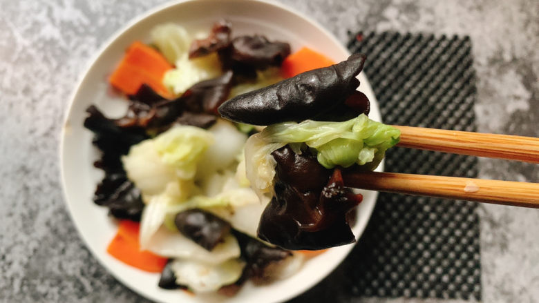 白菜炒木耳,低卡低热量,减脂清肠好菜肴~完成!