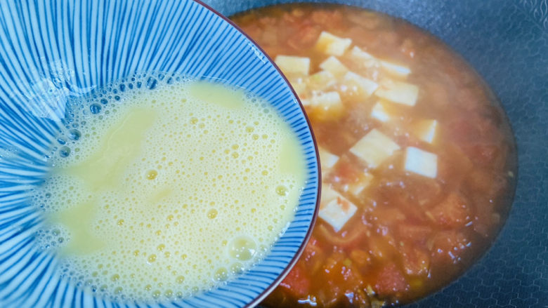 番茄豆腐汤,淋入鸡蛋液