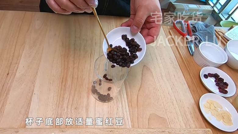 抹茶棉花糖热饮,自制圣诞热饮,暖心又暖胃,喝上一杯超满足。,杯子底部放<a style='color:red;display:inline-block;' href='/shicai/ 8019'>蜜红豆</a>适量。