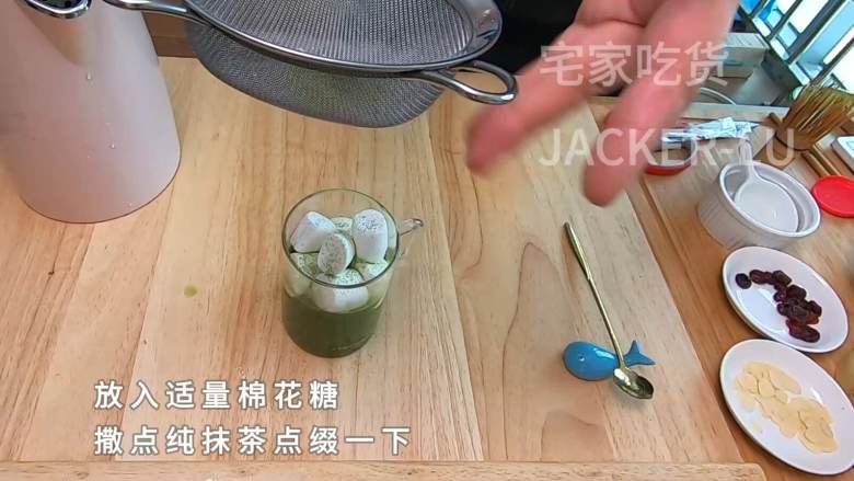 抹茶棉花糖热饮,自制圣诞热饮,暖心又暖胃,喝上一杯超满足。,放入<a style='color:red;display:inline-block;' href='/shicai/ 6083'>棉花糖</a>适量,撒一点纯抹茶点缀一下。