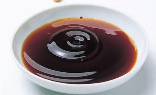 黄豆炖猪皮,<a style='color:red;display:inline-block;' href='/shicai/ 721'>蚝油</a>需要来点,可以提鲜,并且增加菜品的色泽感。