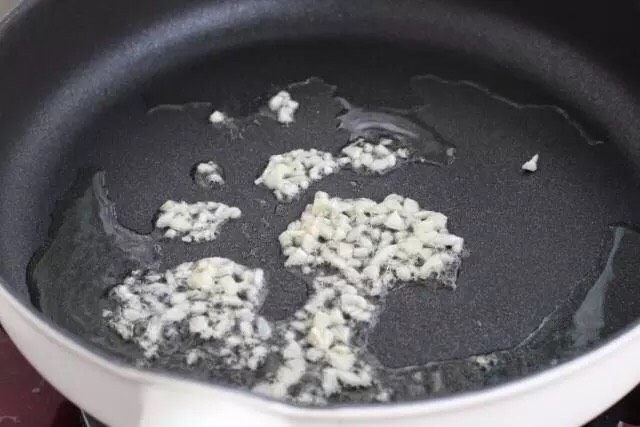 培根意大利面,趁着煮意面的时间,另起一锅加入适量橄榄油烧热,放入蒜末小火炒香。