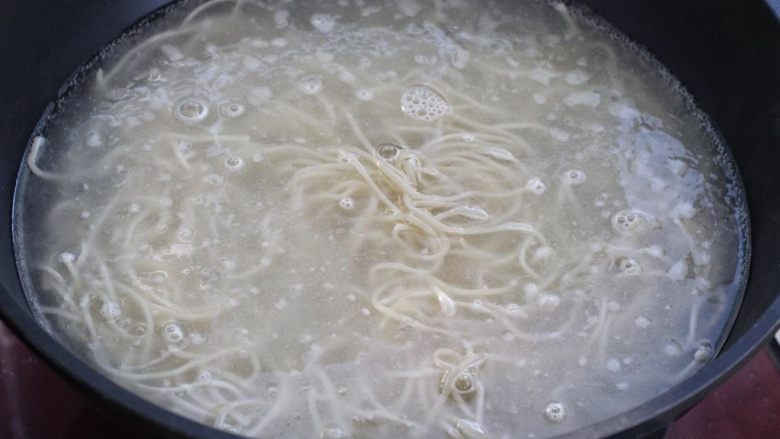青椒肉丝面,锅中添入足够量的清水烧开,放入<a style='color:red;display:inline-block;' href='/shicai/ 526'>面条</a>煮至八、九分熟捞出过凉水。
