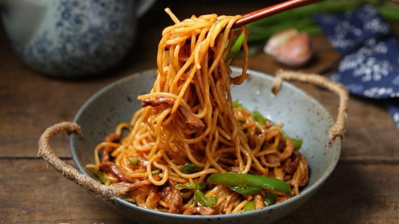 青椒肉丝面,这色泽看着就很有食欲哇!