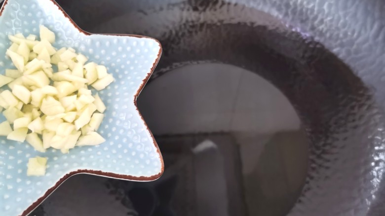 培根意大利面,另起锅倒入适量的油,油热放入蒜末炒出香味