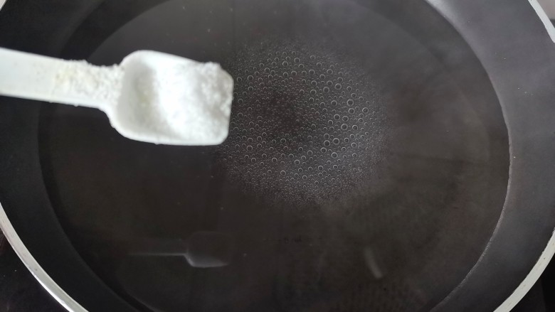 培根意大利面,锅里倒入适量的清水,加入少许盐