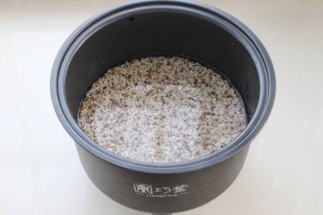 南瓜焖饭,将浸泡好的大米和藜麦一同放入饭煲的内胆中,添入适量清水没过大米约一手指节。