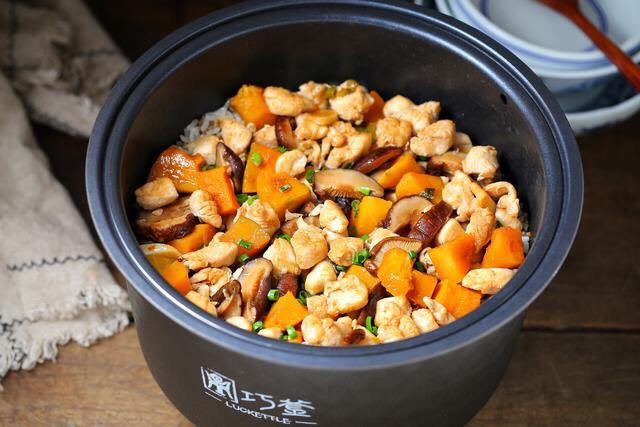 南瓜焖饭,启动煮饭功能煮好饭后切断电源,再等十分钟左右就可以盛出食用了。
