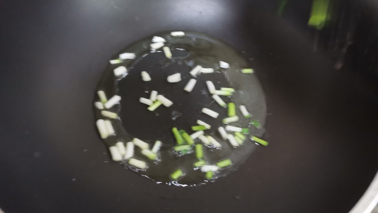 水煮千张,起锅烧油,下入葱白炒香