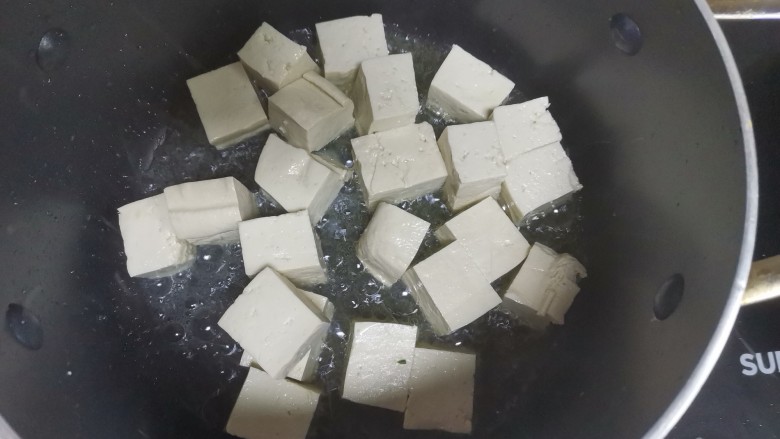番茄豆腐汤,起锅烧油,下入豆腐小火煎