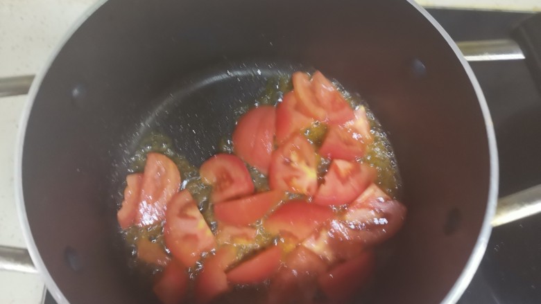 番茄豆腐汤,锅里留底油,下入西红柿翻炒出汤汁