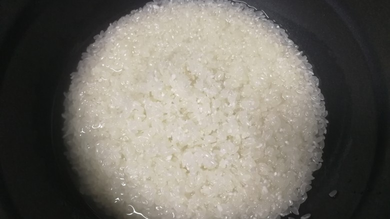南瓜焖饭,大米清水淘洗干净,放入饭锅里。