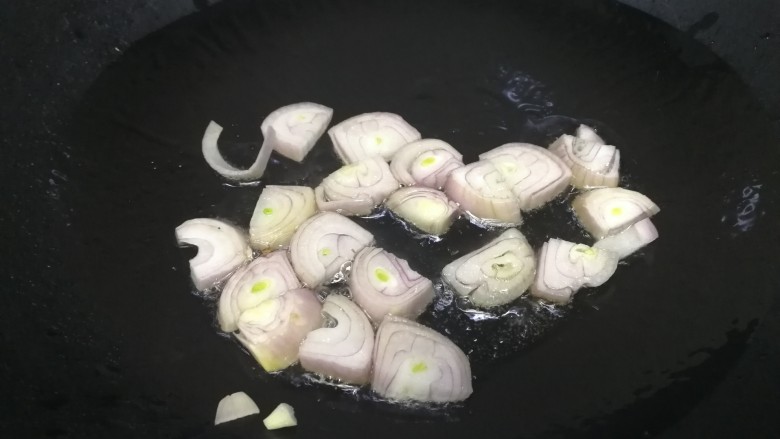 南瓜焖饭,热锅凉油,放入小圆葱,文火炒香。