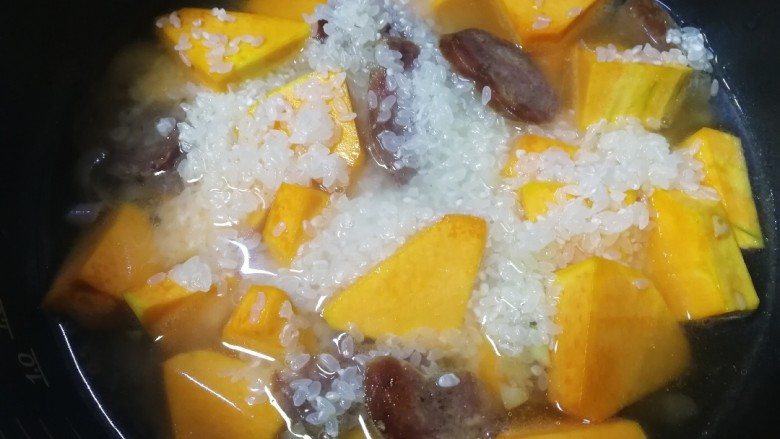 南瓜焖饭,加入适量的清水,翻拌均匀。(水比正常蒸米饭稍微多一点)