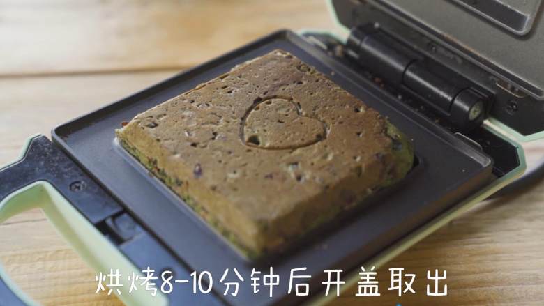 红豆抹茶麻薯松饼,烘烤8-10分钟后开盖取出。