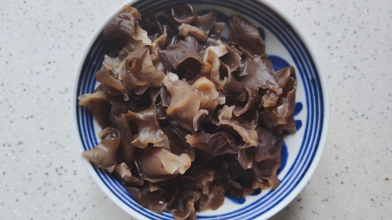 白菜炒木耳,泡发好之后的木耳去蒂洗净,然后撕成小朵