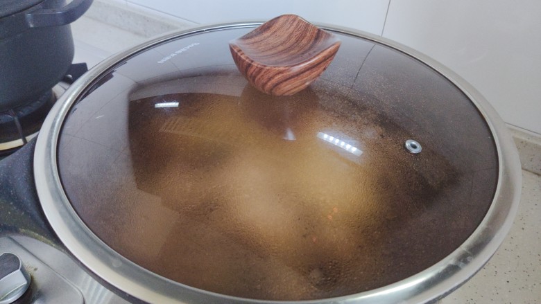 白菜炒木耳,盖上锅盖,转小火,焖煮2分钟