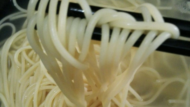 培根意大利面,筷子挑起来比较柔软,可以自己尝一根看看软硬程度。