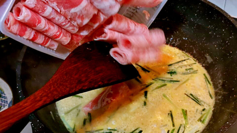 金汤肥牛,锅中酱汁烧开,下牛肉卷