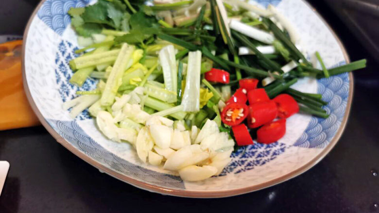 金汤肥牛,葱切段,芹菜切段,蒜蓉,香菜切段,红椒切圈