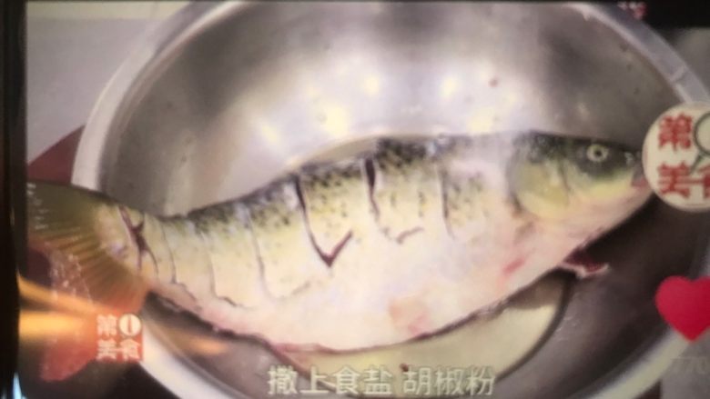 糖醋鱼,食盐、<a style='color:red;display:inline-block;' href='/shicai/ 718'>料酒</a>、胡椒粉、生姜、大葱切片(15分钟)