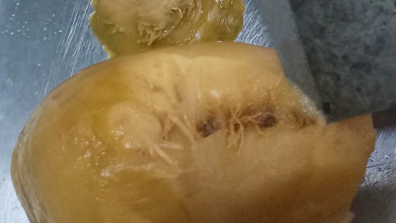 黄豆炖猪皮,把咸菜疙瘩去掉底,再把两侧凹槽带须根的地方也切掉