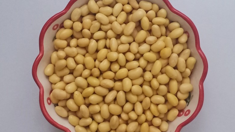 黄豆炖猪皮,<a style='color:red;display:inline-block;' href='/shicai/ 3603'>黄豆</a>挑去坏的黑的,用清水浸泡2-4小时。泡好后清洗干净沥干水分