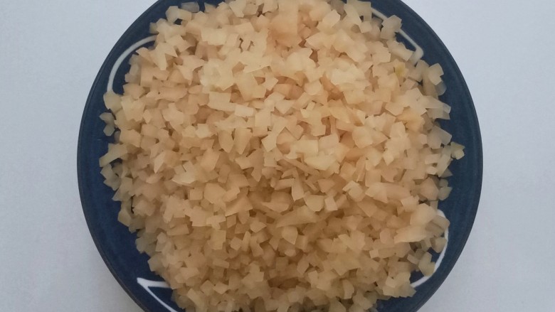 黄豆炖猪皮,切好后切成碎丁,块不要太大,因为咸菜不容易煮烂