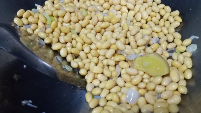 黄豆炖猪皮,再倒入黄豆,大概翻炒一分钟