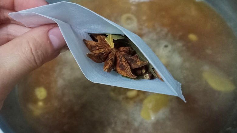 黄豆炖猪皮,加水,水没过食材1-2厘米左右。