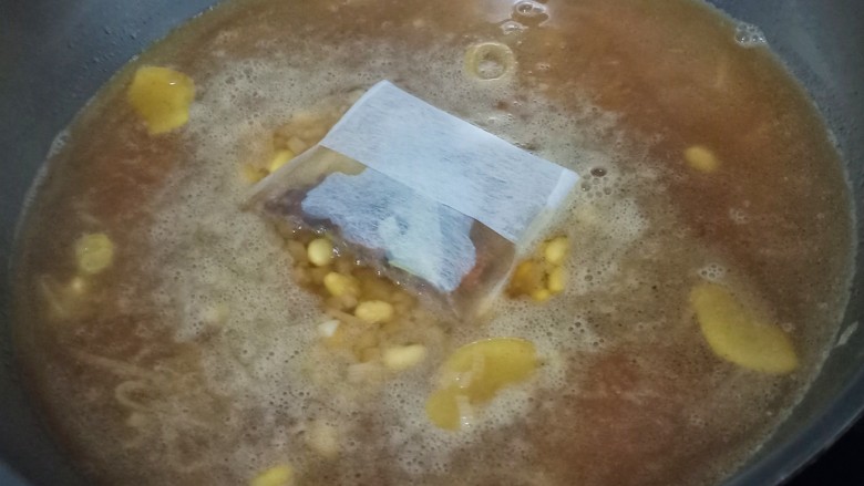 黄豆炖猪皮,再把香料装入茶包中,放入锅里,盖上盖子中火煮