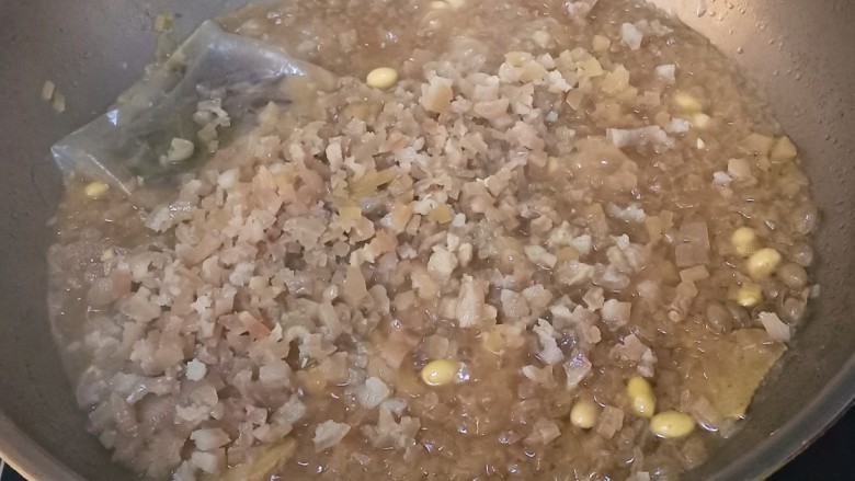 黄豆炖猪皮,再倒回锅中,继续添水。盖上盖子煮。因为咸菜不好熟,所以要隔10-15分钟看一下锅里的水,水少一半的时候继续添水。基本中途要添2-3次清水。如果家里有熬好的鸡汤骨头汤更好了。