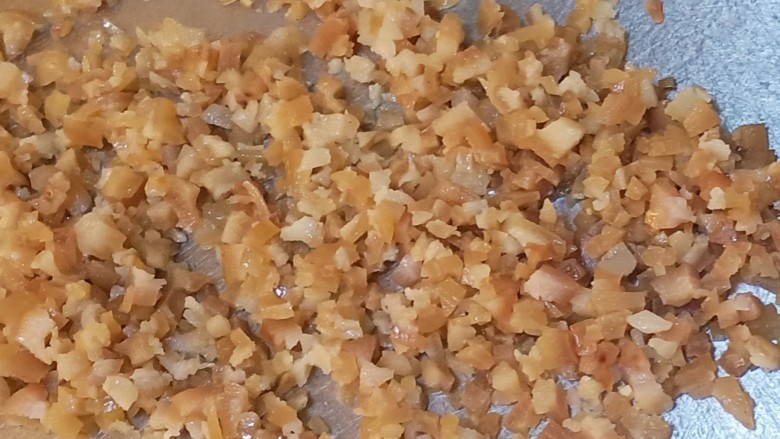 黄豆炖猪皮,大概煮5-10分钟,猪皮煮软一些,捞出。趁不烫手的时候把猪皮切成和咸菜丁一样大小