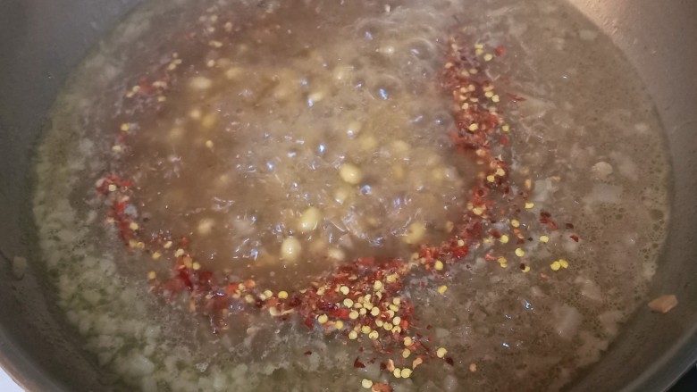 黄豆炖猪皮,煮到所有食材都软烂了,放入<a style='color:red;display:inline-block;' href='/shicai/ 9613'>辣椒面</a>,继续煮五分钟。