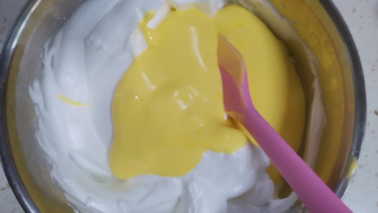 奶香南瓜手指饼干,再倒入蛋白霜里同样的手法翻拌均匀,不要画圈搅拌,会使蛋白消泡