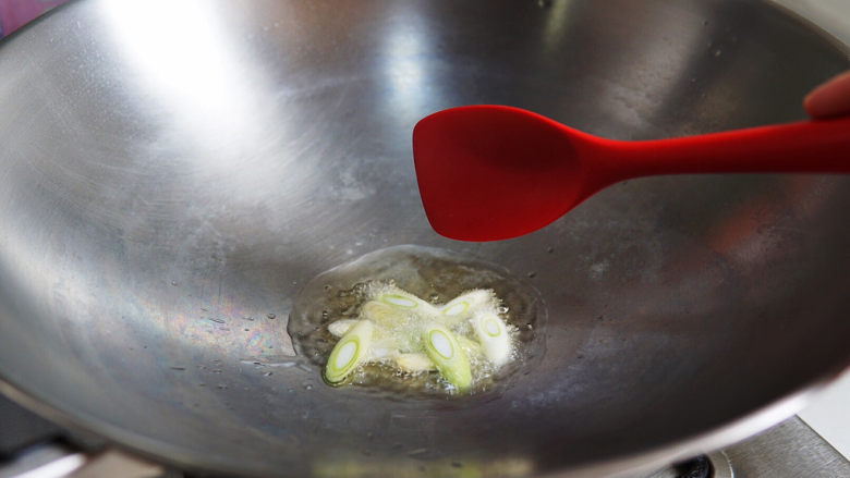 番茄豆腐汤,锅中油热后,煸香葱花