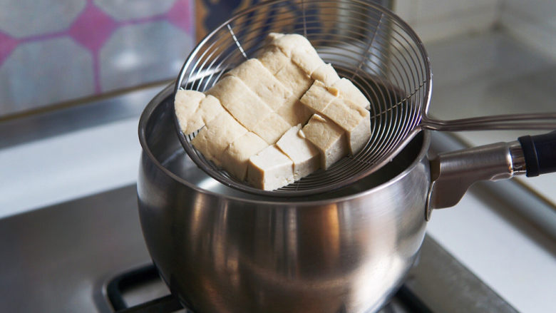 番茄豆腐汤,锅中加一克盐,给豆腐入个底味,焯烫至再次煮沸,捞出控水