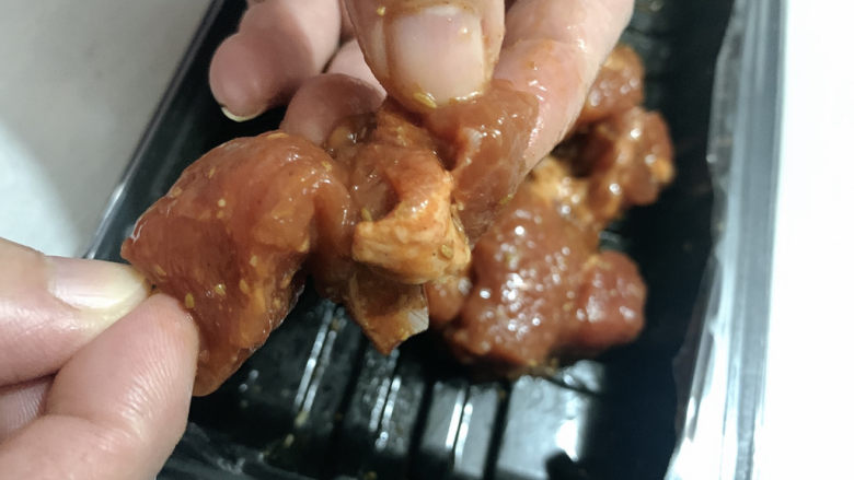 牙签羊肉,然后将小块的羊肉,用牙签串起来。