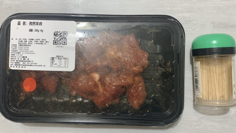 牙签羊肉,主要食材如图所示示意，偷懒买了超市现成的腌制好的<a style='color:red;display:inline-block;' href='/shicai/ 716'>孜然</a><a style='color:red;display:inline-block;' href='/shicai/ 329'>羊肉</a>块，然后准备适量牙签。