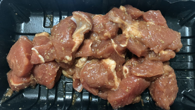 牙签羊肉,孜然羊肉已经用料酒、孜然粉、盐、适量辣椒粉调过味道,同时有加适量淀粉抓匀。