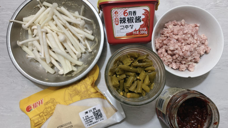水煮千张,主要食材如图所示示意,千张真是一个低卡高蛋白的食物啊,减脂小伙伴拿来当主食也无可厚非~