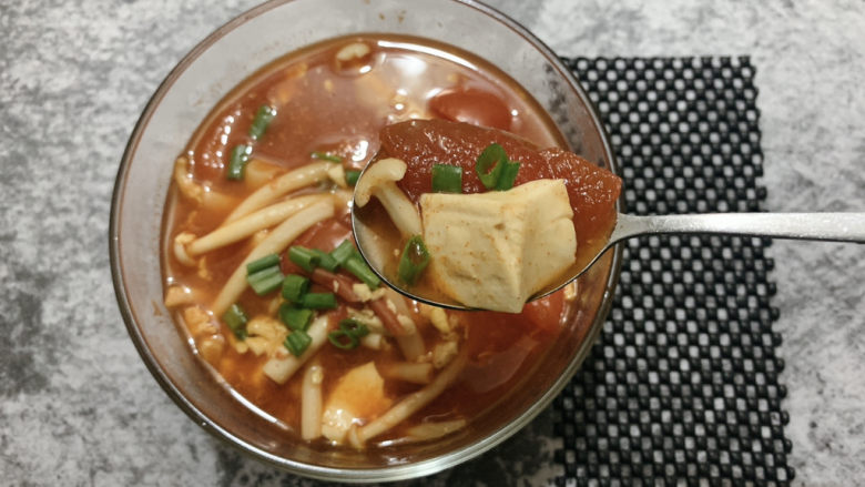 番茄豆腐汤,最后撒些<a style='color:red;display:inline-block;' href='/shicai/ 3250'>葱</a>花~wonderful!
