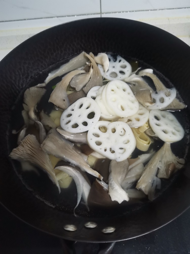 鲜蔬麻辣香锅,蘑菇藕片,<a style='color:red;display:inline-block;' href='/shicai/ 480'>干豆腐</a>焯水