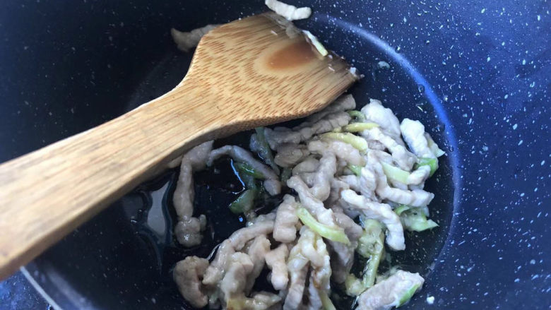 青椒肉丝面,翻炒至肉丝变色。