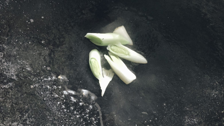 羊肉烩面,蒜白加适量油,提前爆炒出香味