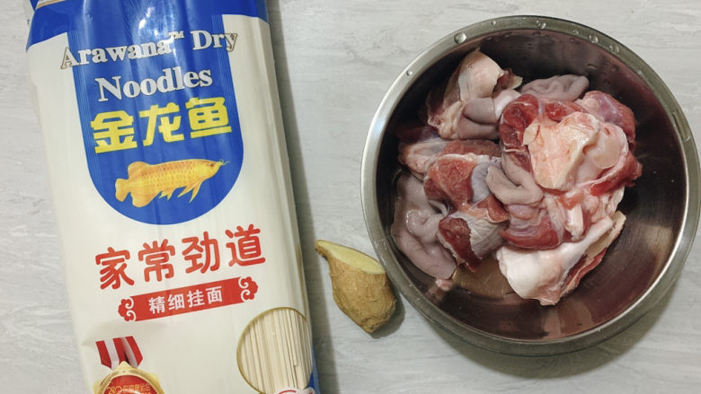 羊肉烩面,主要食材如图所示示意,挂面、<a style='color:red;display:inline-block;' href='/shicai/ 329'>羊肉</a>、姜片。